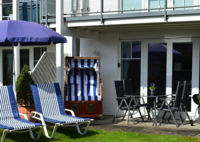 Terrasse mit Strandkorb und Liegestühlen